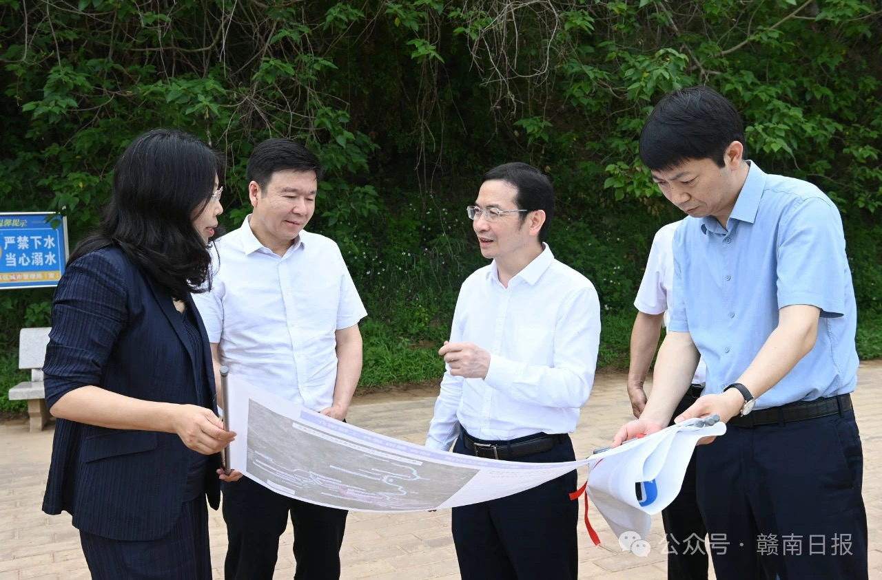黄喜忠在章江贡江（中心城区段）开展巡河工作